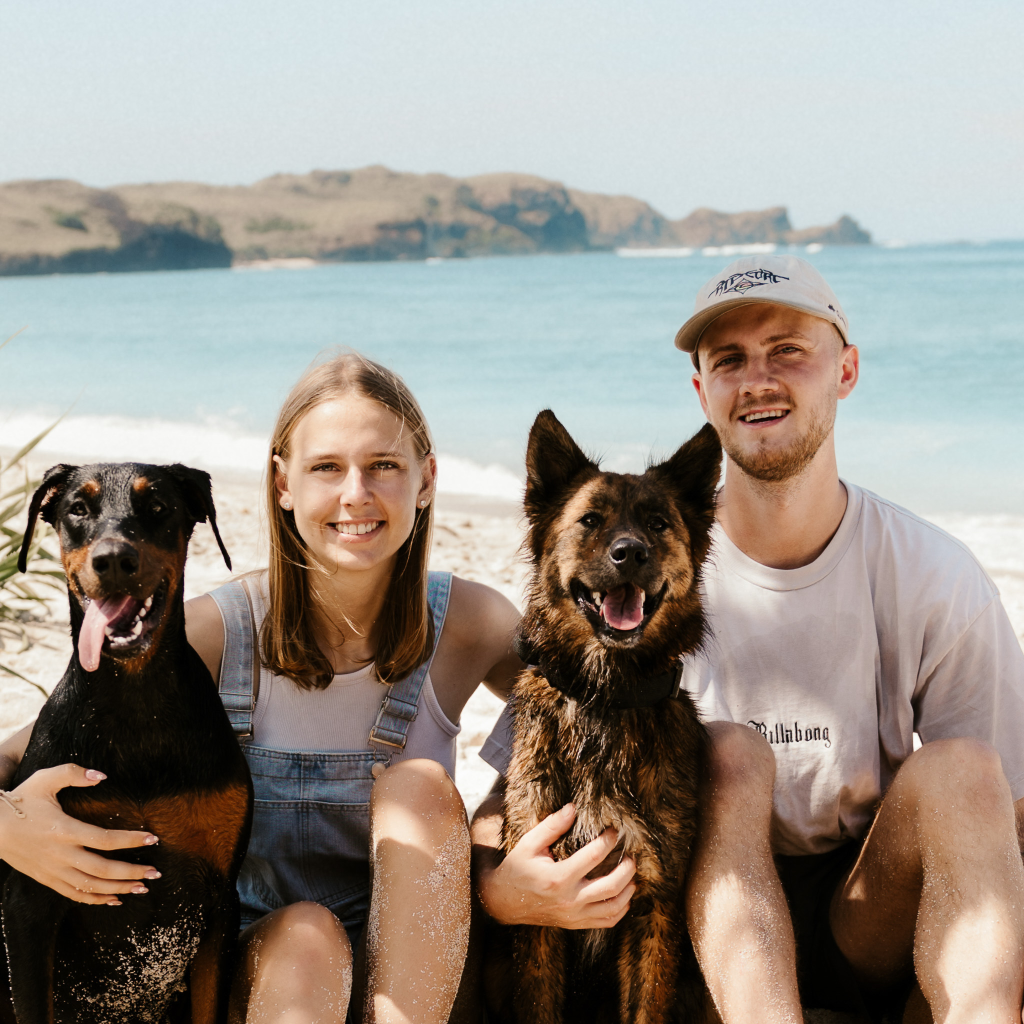 Fynn und Eileen mit geretteten Hunden auf Lombok